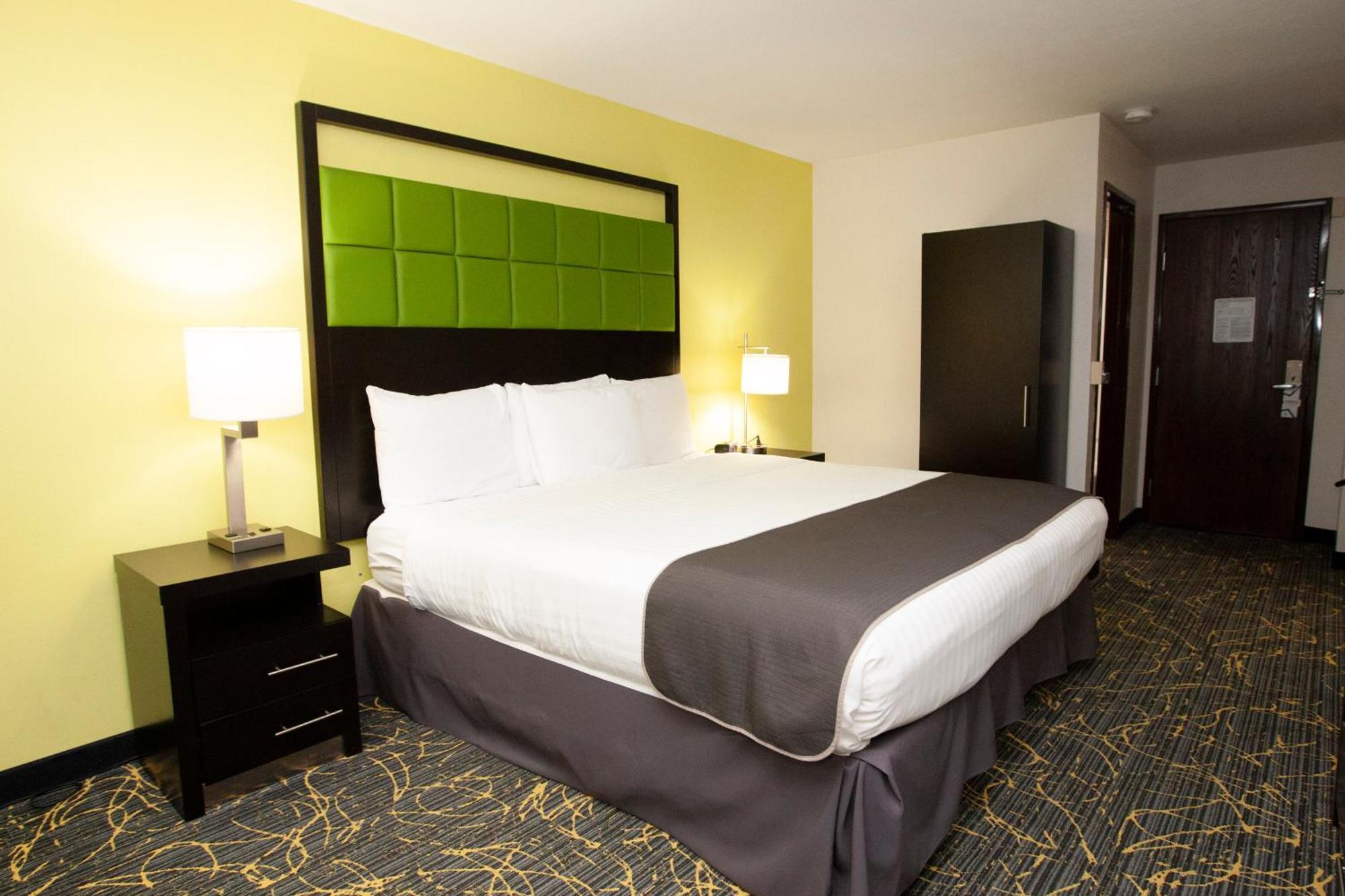 Americinn And Suites By Wyndham Delafield-Waukesha-Milwaukee Habitación foto