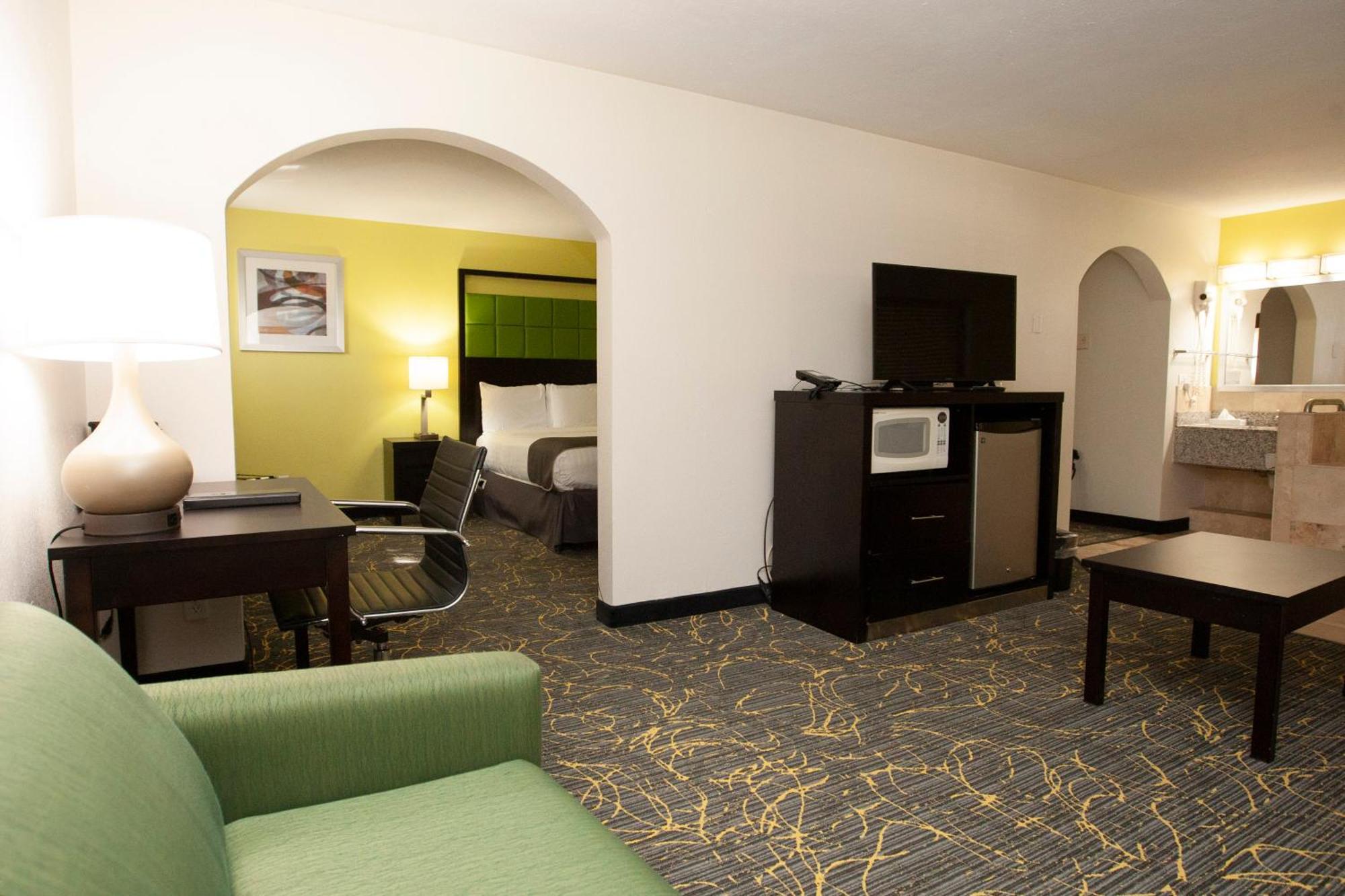 Americinn And Suites By Wyndham Delafield-Waukesha-Milwaukee Exterior foto