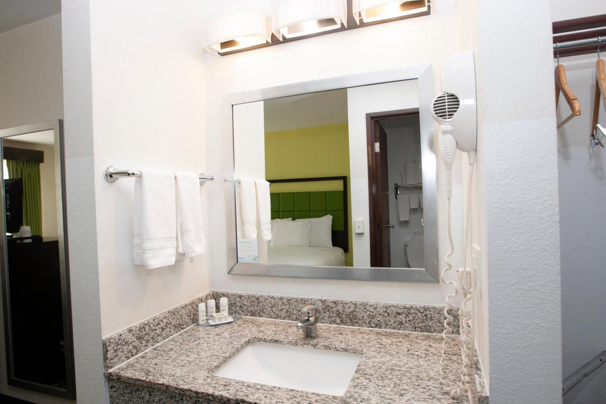 Americinn And Suites By Wyndham Delafield-Waukesha-Milwaukee Habitación foto