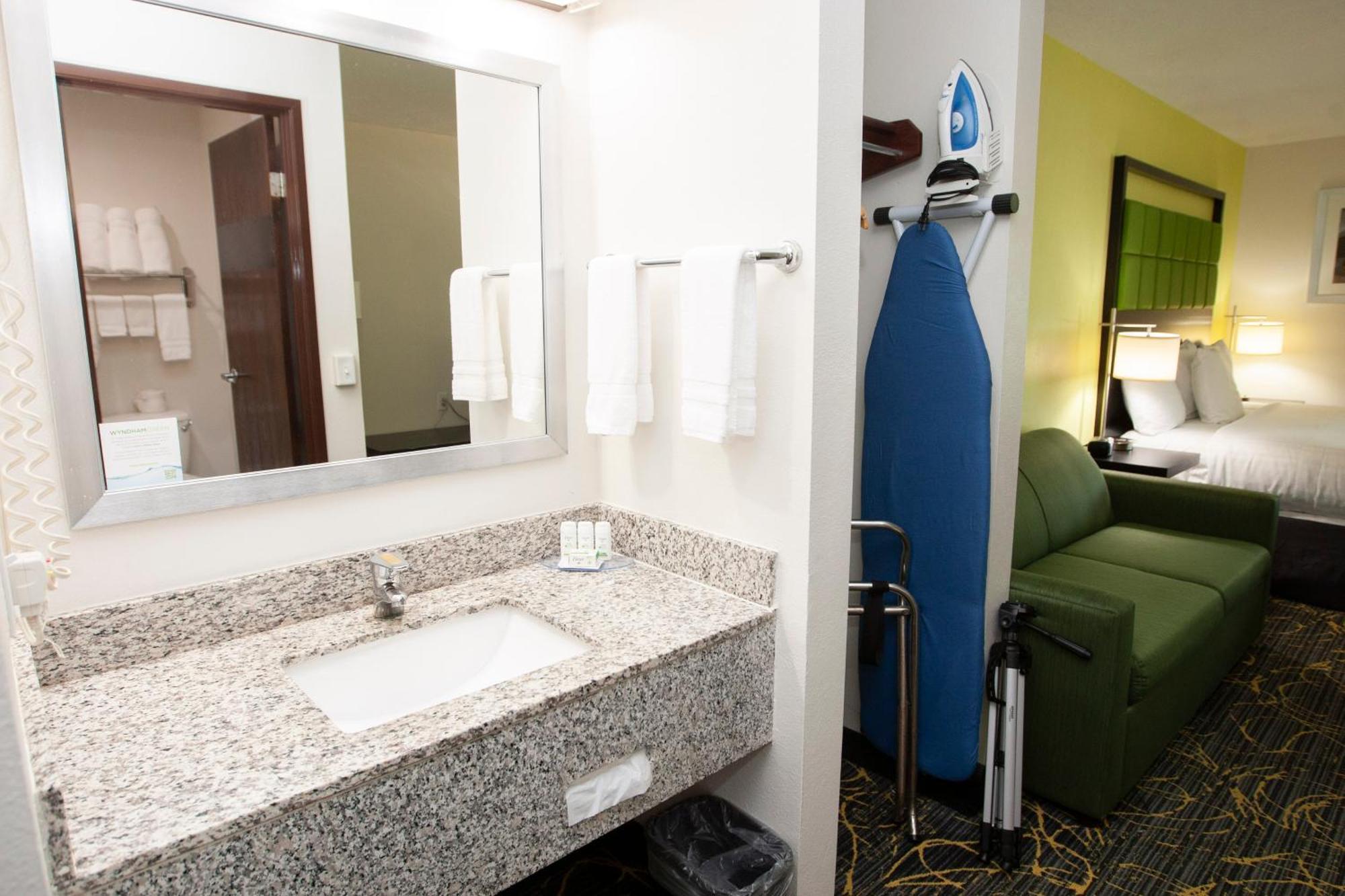 Americinn And Suites By Wyndham Delafield-Waukesha-Milwaukee Habitación foto