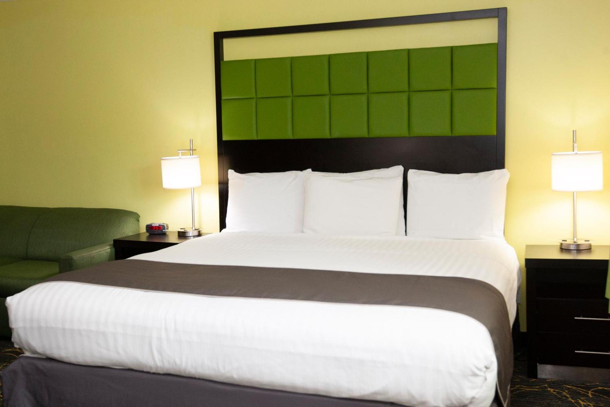 Americinn And Suites By Wyndham Delafield-Waukesha-Milwaukee Habitación foto