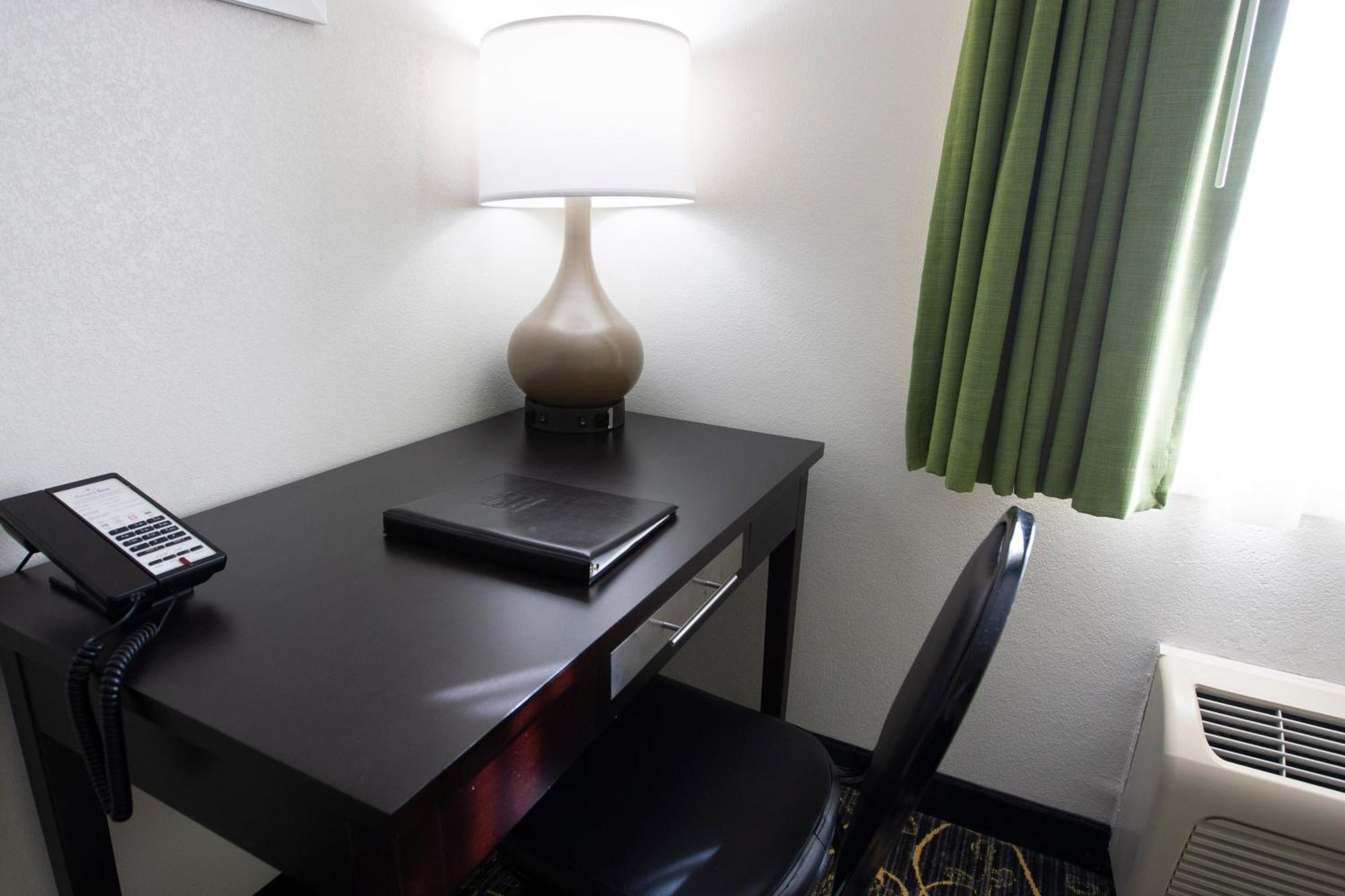 Americinn And Suites By Wyndham Delafield-Waukesha-Milwaukee Habitación foto