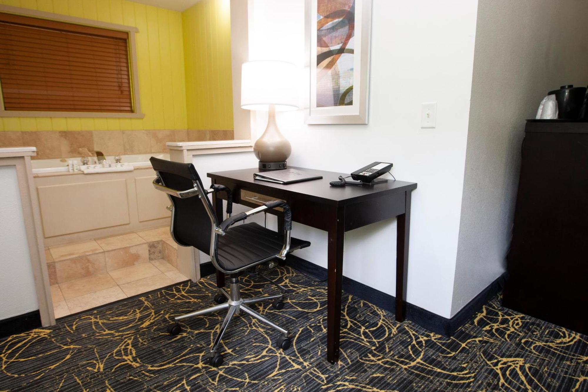 Americinn And Suites By Wyndham Delafield-Waukesha-Milwaukee Habitación foto